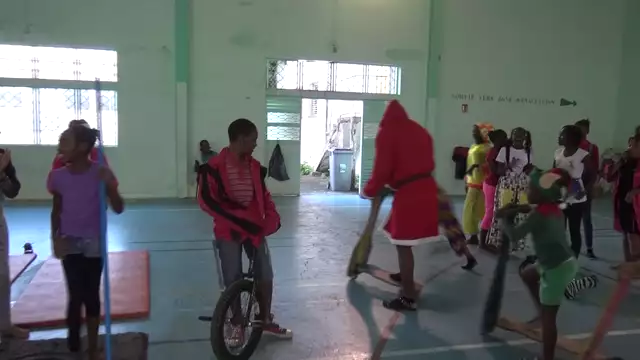 Les collégiens de Grand Bourg offrent un Cirque de Noel aux plus démunis