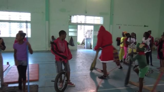 Les collégiens de Grand Bourg offrent un Cirque de Noel aux plus démunis