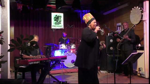 Chez Henri la très belle voix du Blues Pastel Quartet a séduit le public