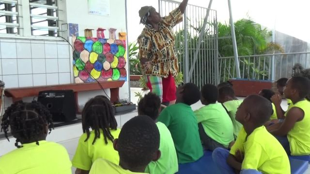 Culture Marie Galante : la conteuse Woz Bonbon interprête un conte créole