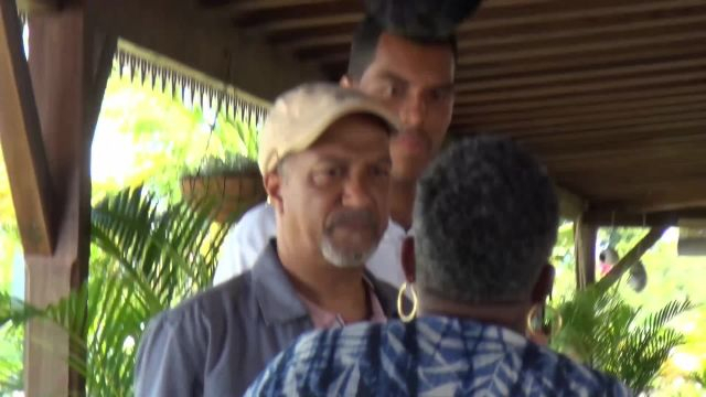 Entrez dans Meurtres à Marie Galante : Les images du tournage et des interviews exclusifs