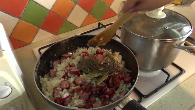 Cuisine a Kaz nous emmène à la réunion avec le Rougail saucisse haricots rouges