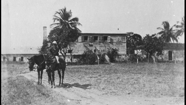 Habitation Roussel Trianon : M. Cafournet nous propose  une visite à travers l'histoire et les belles pierres