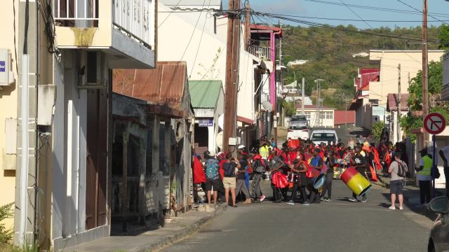 La mi-carême à Marie-Galante  solidaire avec le défilé Handival