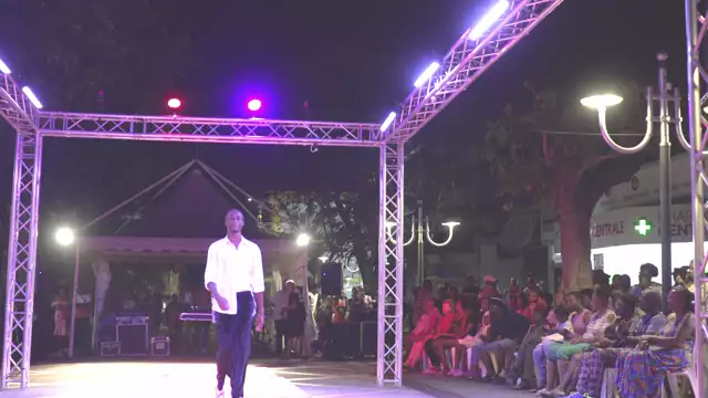 Défilé de mode à Grand Bourg avec des matéreiux recyclés