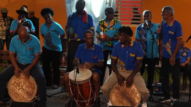 Les rythmes du gwoka interprétés par Kadansmag Woule On pies kann