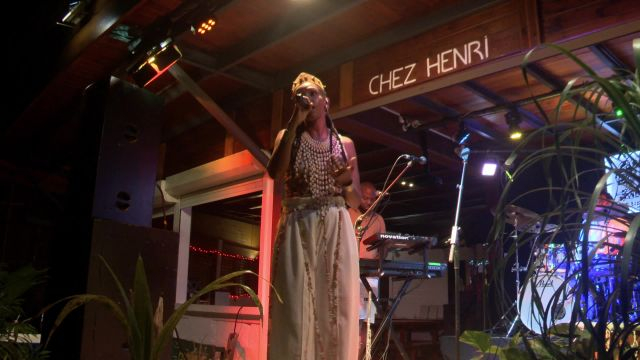 Célia WA en tournée CEDAC Chez Henri pour son album FASADE