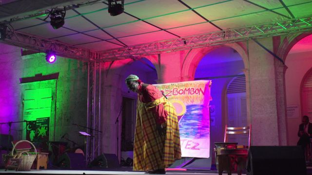 Woz bonbon nous conte pourquoi le crabe n'a pas de tête